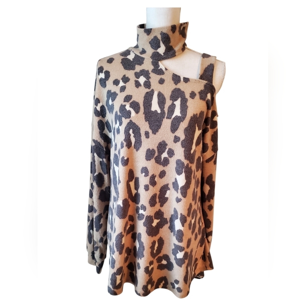 Viamor Leopard Print Turtleneck Cold Shoulder Tunic Top Long Sleeve Tan Size M